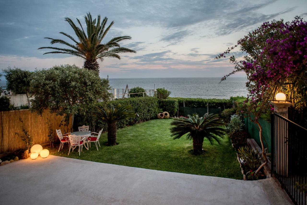 Oikia Eleanthi - Beachfront Garden Home! ミティカス エクステリア 写真