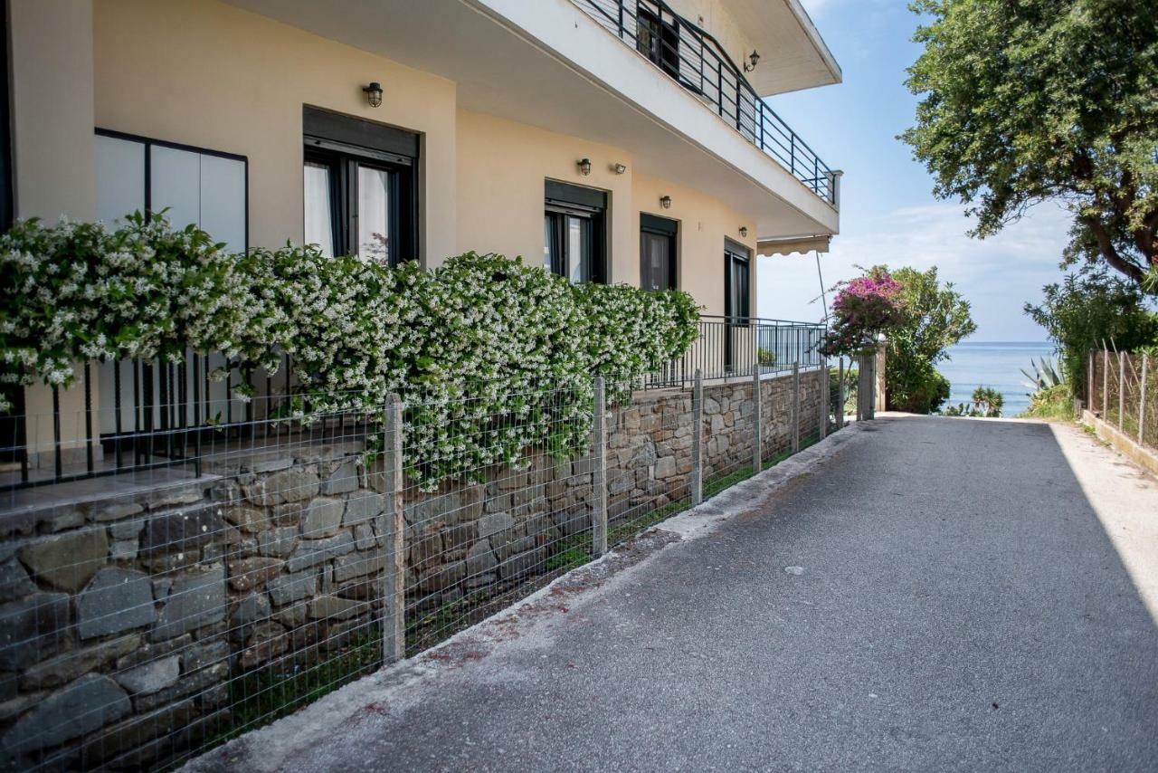 Oikia Eleanthi - Beachfront Garden Home! ミティカス エクステリア 写真